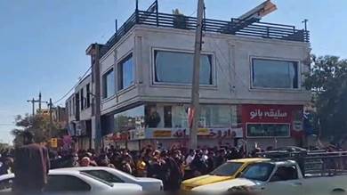 تجمع من المتظاهرين في محافظة فارس الإيرانية تزامناً مع إضراب عام في ذكرى حراك 2019
